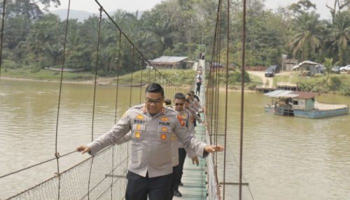 Jalan Kaki Melintasi Jembatan Gantung, Kapolres Kampar Cek Kesiapan Lokasi Ekspedisi Merah Putih Presisi
