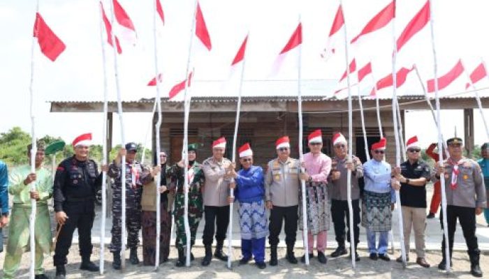 EKSPEDISI MERAH PUTIH PRESISI POLDA RIAU TANAM 810 MANGROVE DAN SALURKAN BERBAGAI BANTUAN UNTUK MASYARAKAT PESISIR SINABOI
